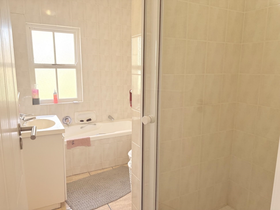 4 Bedroom Property for Sale in Kronenzicht Western Cape